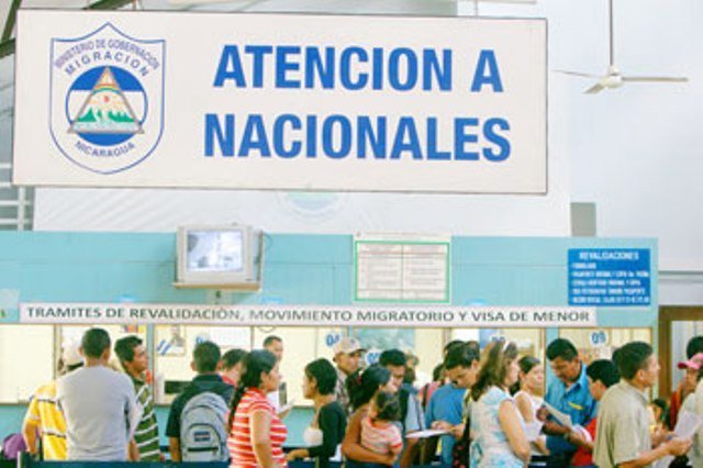 Oficina de Migracion vende pasaporte con precio doble